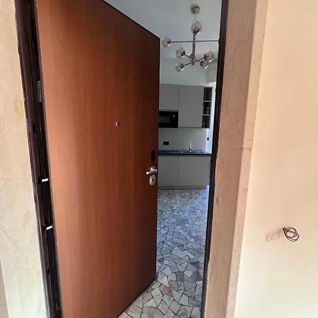 Nuovo Ed Elegante In Zona Bocconi Apartamento *